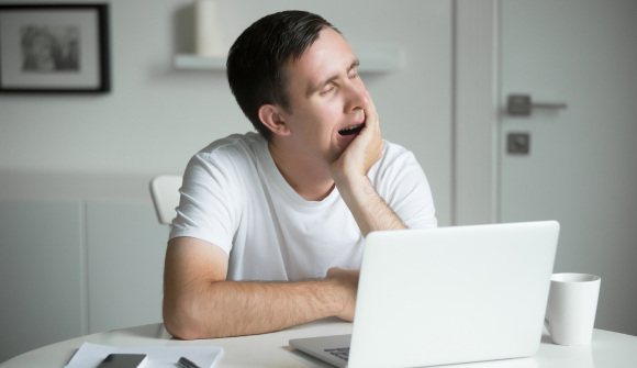 Nguy hiểm của việc thức khuya bên máy tính? 