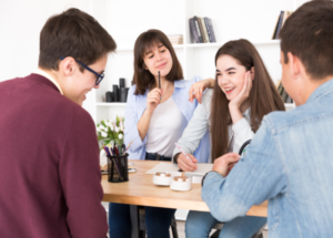 Tư thế cởi mở, không vắt chéo chân tạo thiện cảm cho người đối diện