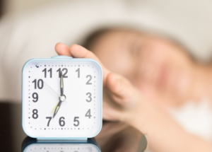 tính giờ đi ngủ là nhằm mục đích giúp bạn thức dậy vào đúng điểm giao thoa giữa cuối chu kỳ trước và đầu chu kỳ sau