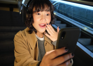 Parasocial là một hiện tượng tâm lý mô tả sự gắn kết một chiều giữa khán giả và một cá nhân hoạt động trên các phương tiện truyền thông